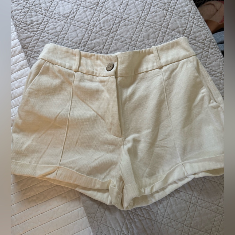 Zara Cream High Waist Shorts with Relaxed Style